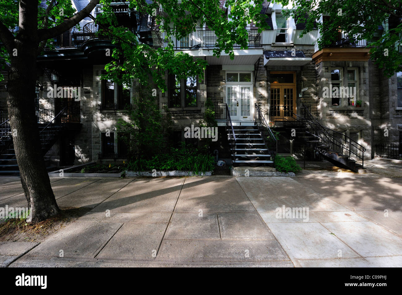 Typisches Haus mit Außentreppe in den ersten Stock, Montreal, Quebec, Kanada Stockfoto Typisches Haus mit Außentreppe in den ersten Stock, Montreal, Quebec, Kanada Stockfoto
