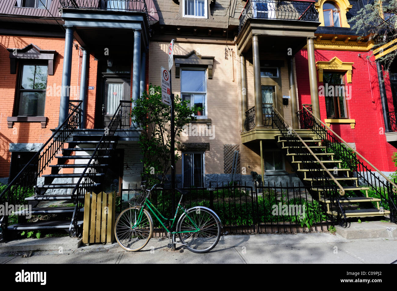 Typisches Wohnhaus mit Treppe zum ersten Stock, Montreal, Quebec, Kanada Stockfoto Typisches Wohnhaus mit Treppe zum ersten Stock, Montreal, Quebec, Kanada Stockfoto