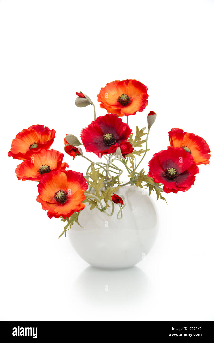 Das Bild des einen Blumenstrauß künstliche Mohnblumen in Vase, isoliert auf  weißem Hintergrund Stockfotografie - Alamy