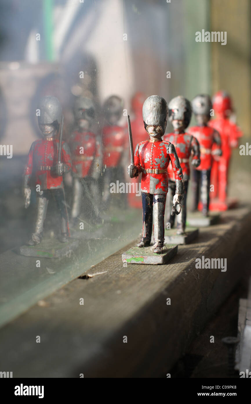 Spielzeug führen Soldaten ausgekleidet, auf der Fensterbank Stockfoto