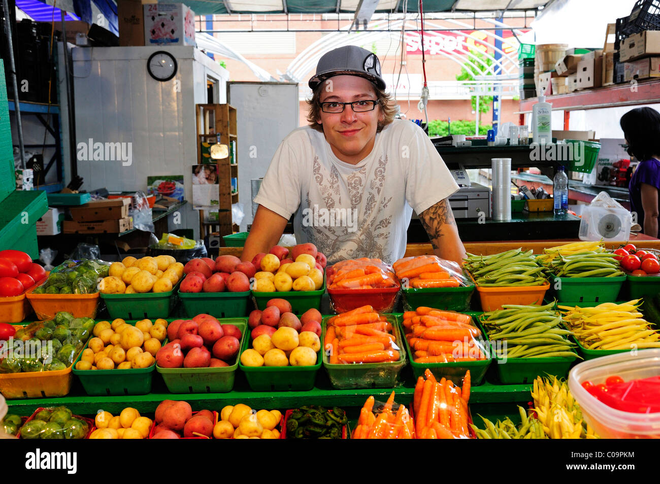 Obst und Gemüse Verkäufer auf einem Markt in Montreal, Quebec, Kanada Stockfoto Obst und Gemüse Verkäufer auf einem Markt in Montreal, Quebec, Kanada Stockfoto