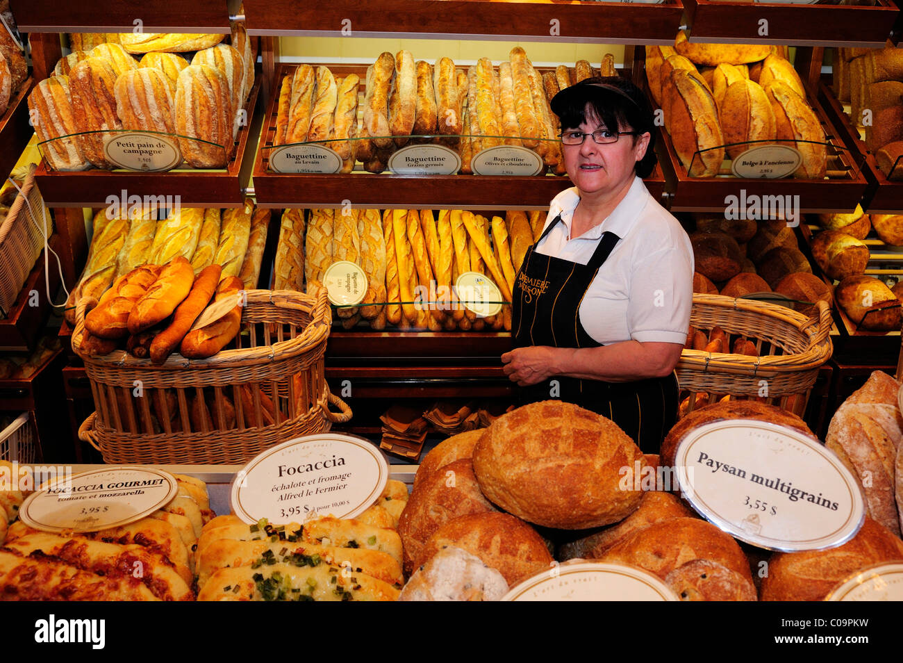 Brot-Verkäufer in einer Markthalle in Montreal, Quebec, Kanada Stockfoto Brot-Verkäufer in einer Markthalle in Montreal, Quebec, Kanada Stockfoto