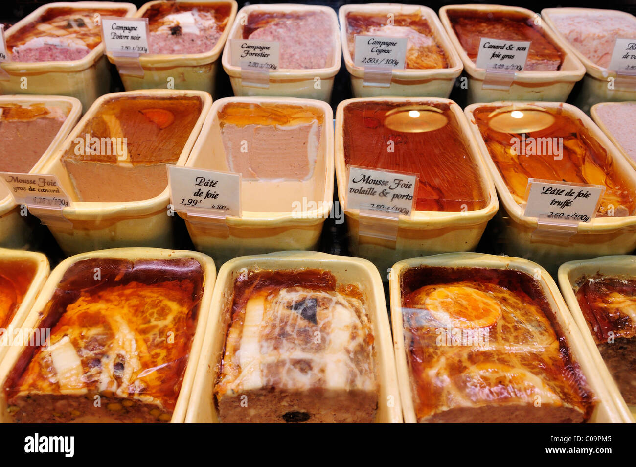 Paté-Display in einer Markthalle in Montreal, Quebec, Kanada Stockfoto Paté-Display in einer Markthalle in Montreal, Quebec, Kanada Stockfoto