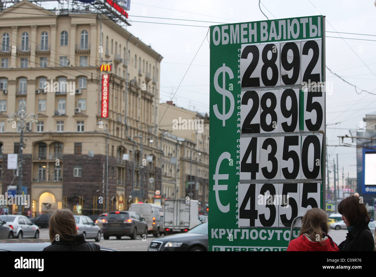 Schild mit Wechselkursen im Zentrum von Moskau Stockfoto