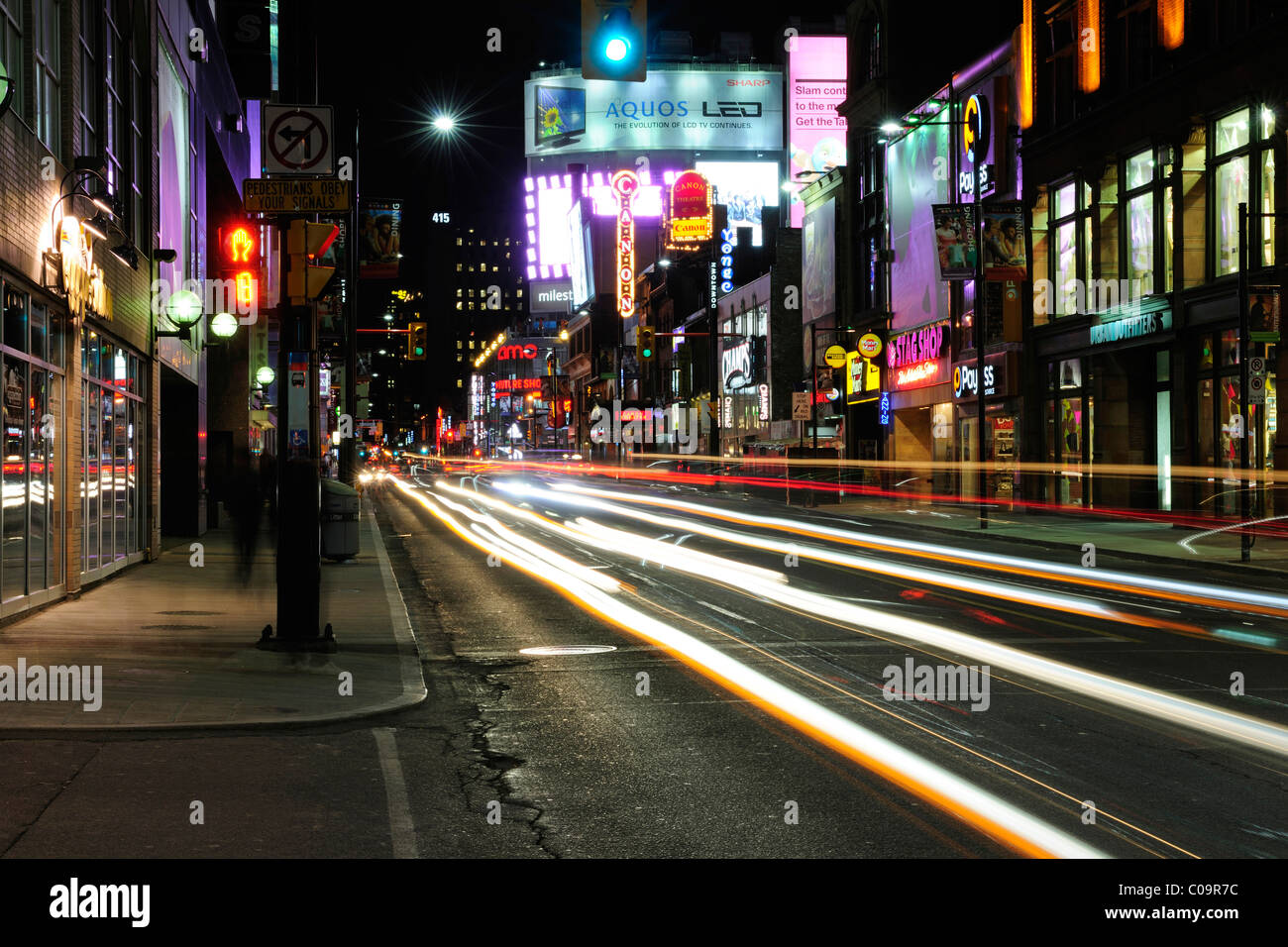 Yonge Street in der Nacht, der belebtesten Straße in der Innenstadt von Toronto, Ontario, Kanada Stockfoto