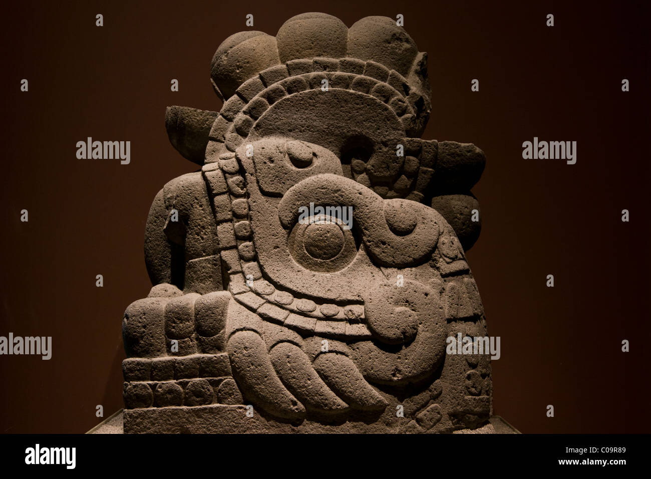 Aztec, Mexica, fire Serpent Gott Xiuhcoatl Statue gefunden der Templo Mayor, Nationalmuseum für Anthropologie in Mexiko-Stadt. Stockfoto