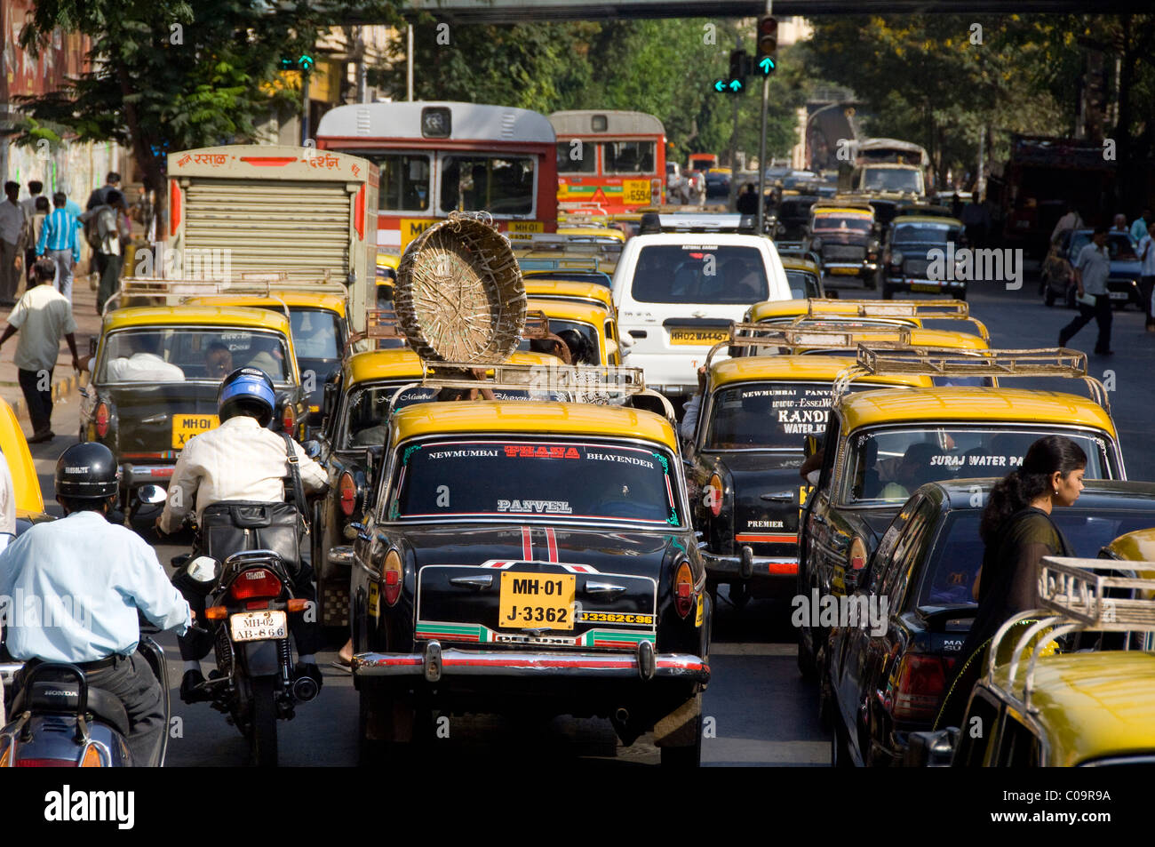 Indien, Bundesstaat Maharashtra, Mumbai (aka Bombay). Typischen Berufsverkehr in der Innenstadt von Mumbai. Stockfoto