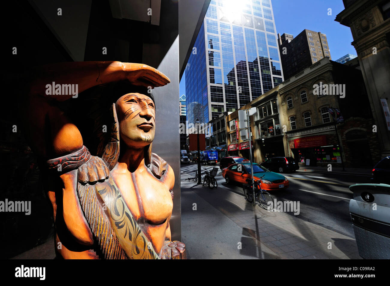 Geschnitzten indischen Abbildung betrachten die Hektik der belebten Yonge Street, Toronto, Ontario, Kanada Stockfoto
