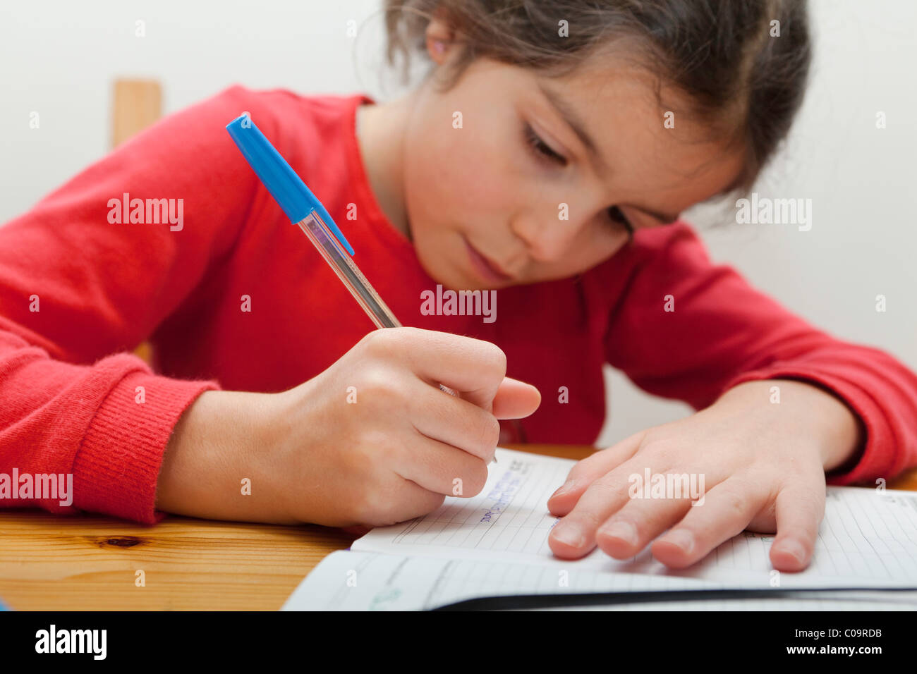 Kind schreibt ein Tagebuch Stockfoto