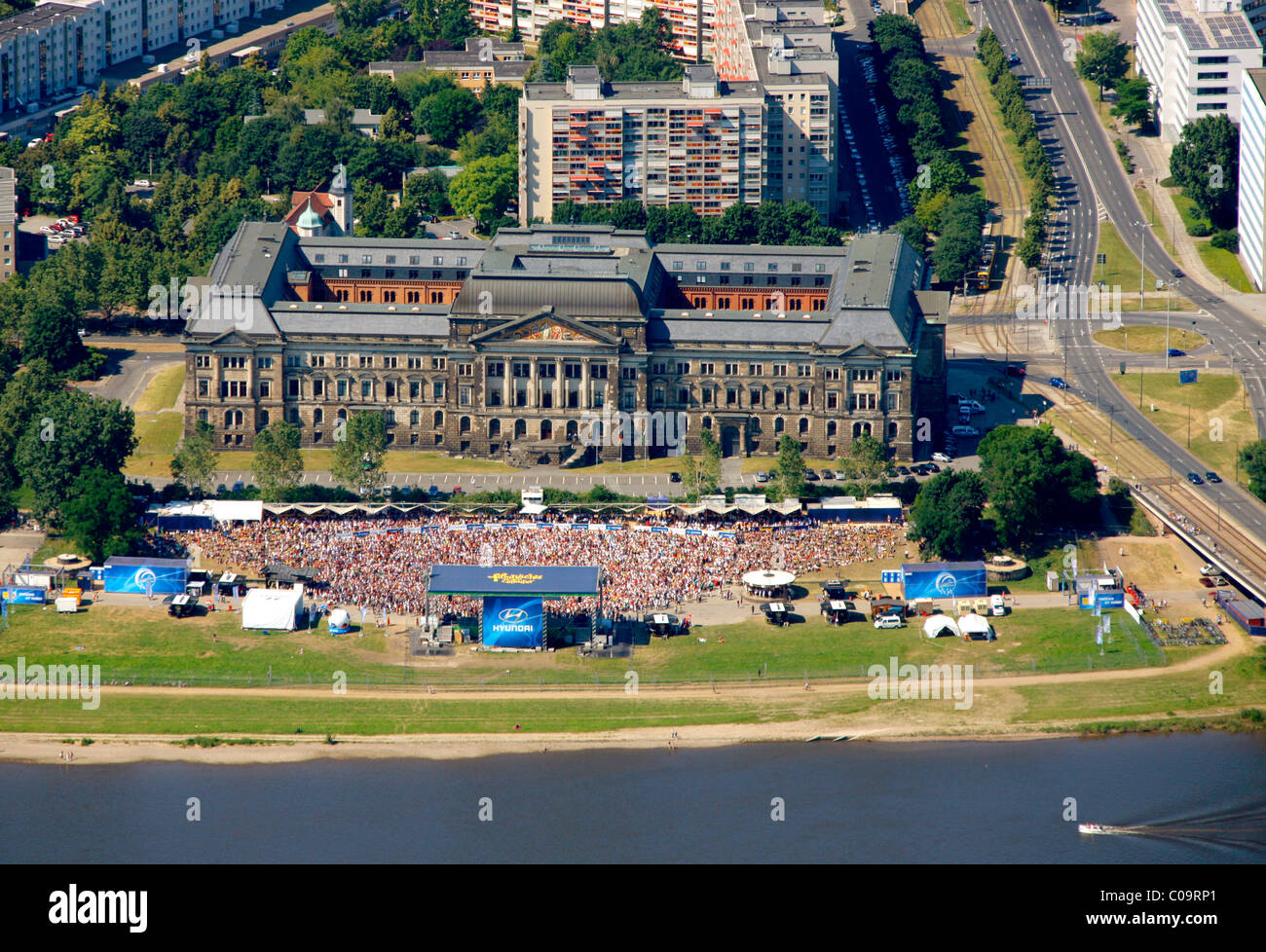 Luftaufnahme, Fußball-Weltmeisterschaft 2010, öffentliche Vorführung auf dem Fluss Elbe, Dresden, Sachsen, Deutschland, Europa Stockfoto
