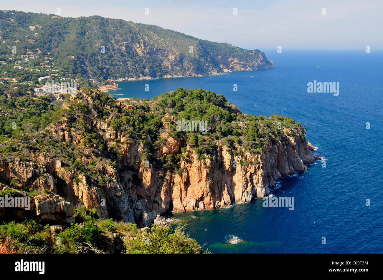 Wilde Küstenlandschaft mit Blick auf das Cap de Begur, in der Nähe von Begur, Costa Brava, Spanien, Iberische Halbinsel, Europa Stockfoto