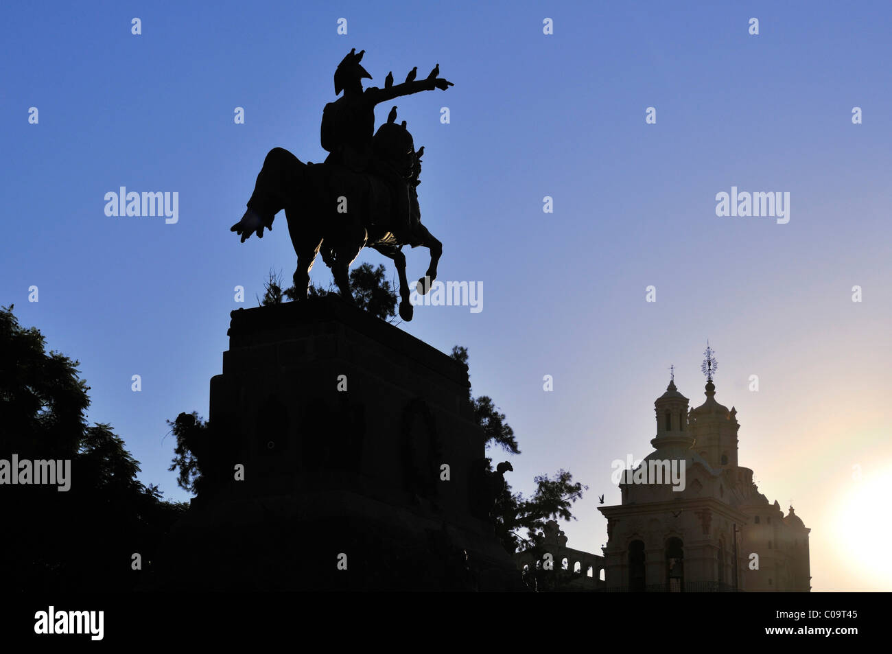 Plaza San Martin Platz mit Reiterstandbild, Cordoba, Argentinien, Südamerika Stockfoto