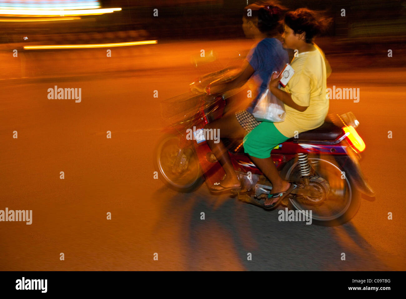 Moped-Fahrer am Abend, Rawai, Phuket, Thailand, Asien Stockfoto
