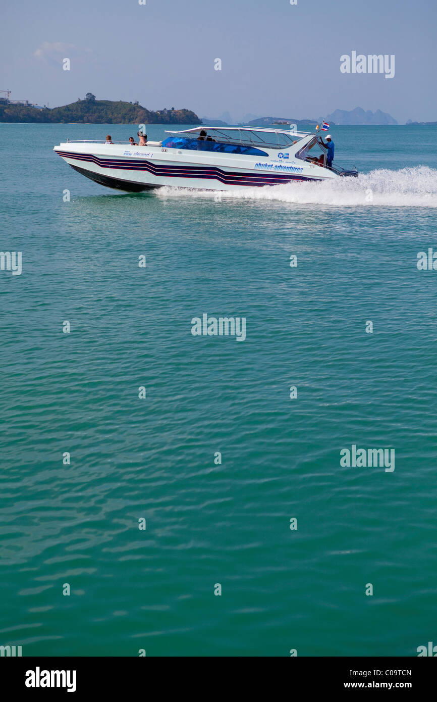 Speed-Boot für den Transfer von Touristen aus Phuket, Ko Phi Phi Island, Phuket, Thailand, Südostasien, Asien Stockfoto