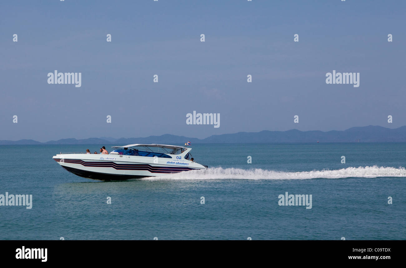 Speed-Boot für den Transfer von Touristen aus Phuket, Ko Phi Phi Island, Phuket, Thailand, Südostasien, Asien Stockfoto