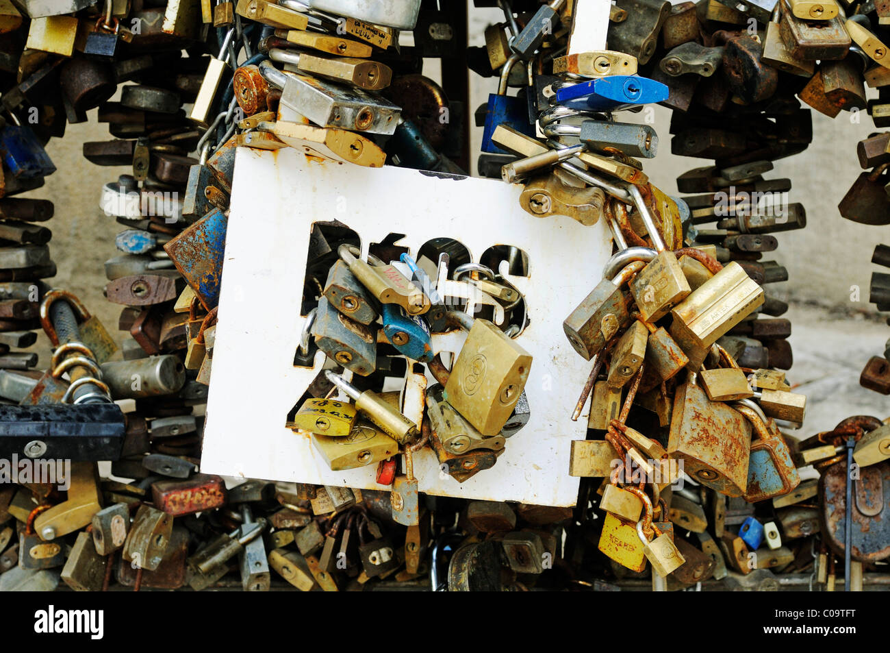 Installation von Vorhängeschlössern als ein Symbol der Liebe, historische Stadtzentrum von Pécs Europäische Kulturhauptstadt 2010, Ungarn Stockfoto