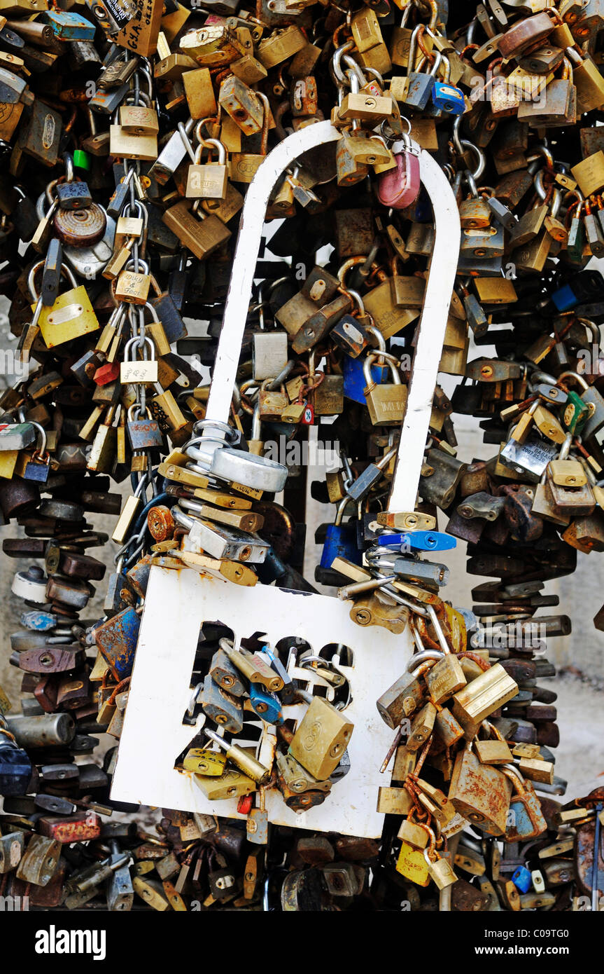 Installation von Vorhängeschlössern als ein Symbol der Liebe, historische Stadtzentrum von Pécs Europäische Kulturhauptstadt 2010, Ungarn Stockfoto