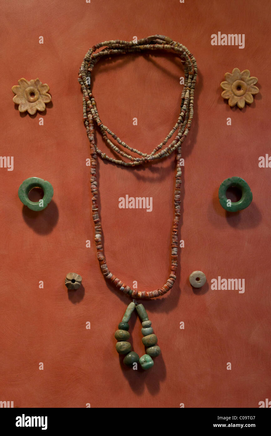 Maya-Schmuck, darunter ein Türkis Halskette mit Perlen verziert und jade  Ohr Spulen in das nationale Museum für Anthropologie, Mexiko-Stadt  Stockfotografie - Alamy