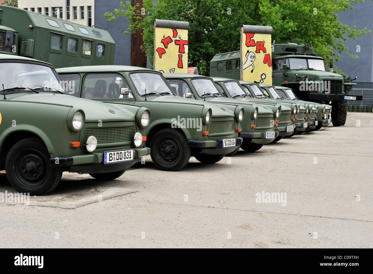 Alte DDR Trabant Autos nachempfunden Armeefahrzeuge für Stadt-Touren, Berlin, Deutschland, Europa Stockfoto