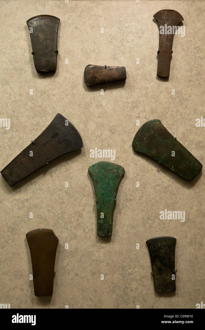 Mixtekischen indische Bronze Werkzeuge, Axtköpfe auf dem Display an das Nationalmuseum für Anthropologie in Mexiko-Stadt. Stockfoto