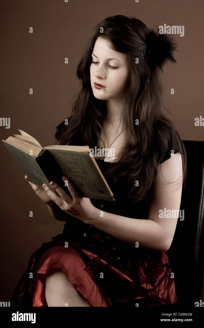 Frau, Gotik, ein Buch zu lesen Stockfoto