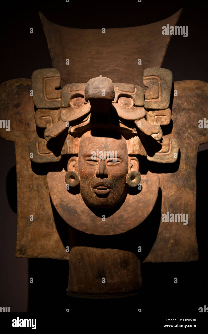 Zapoteken Stein Urne mit menschlichem Antlitz mit Maya Merkmalen gefunden im Grab 77 am Monte Alban Phase II, Oaxaca, Mexiko. Stockfoto