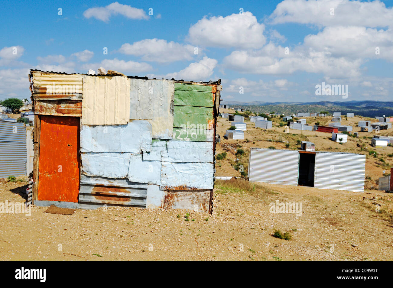 Temporäre Wellblechhütten ohne Wasser und Strom in einer informellen Siedlung am Rande der Township Katutura Stockfoto