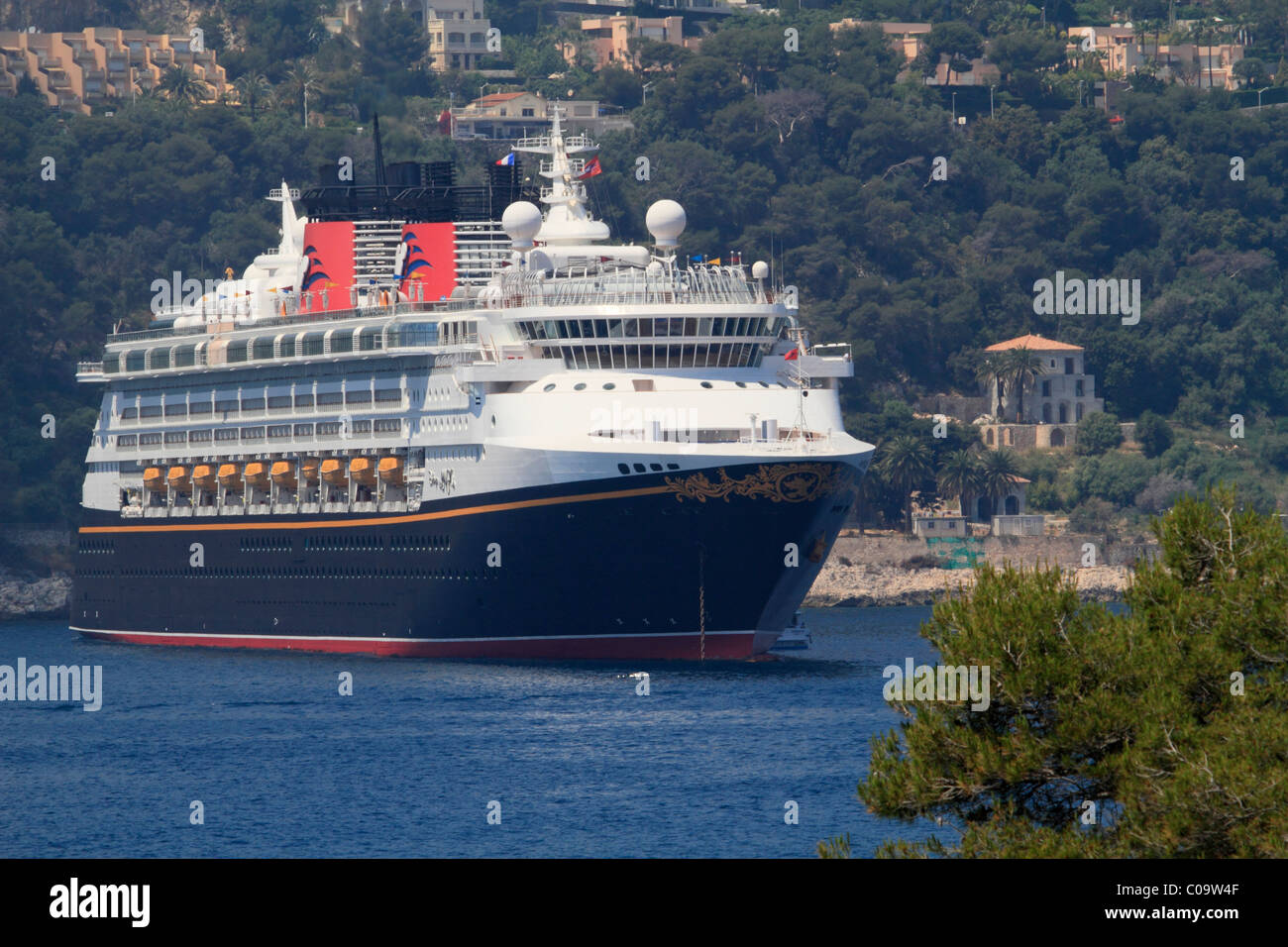 Kreuzfahrtschiff, Disney Magie, in der Bucht von Villefranche, Alpes Maritimes, Région Provence-Alpes-Côte d ' Azur, Frankreich, Europa Stockfoto