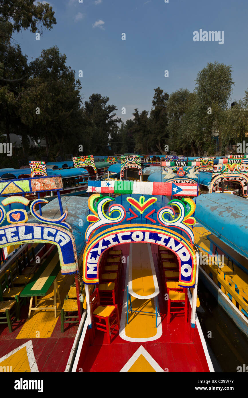 Bunte Kanalboote oder Trajineras erwarten Touristen in Xochimilco oder "schwimmenden Gärten" im südlichen Mexiko-Stadt. Stockfoto