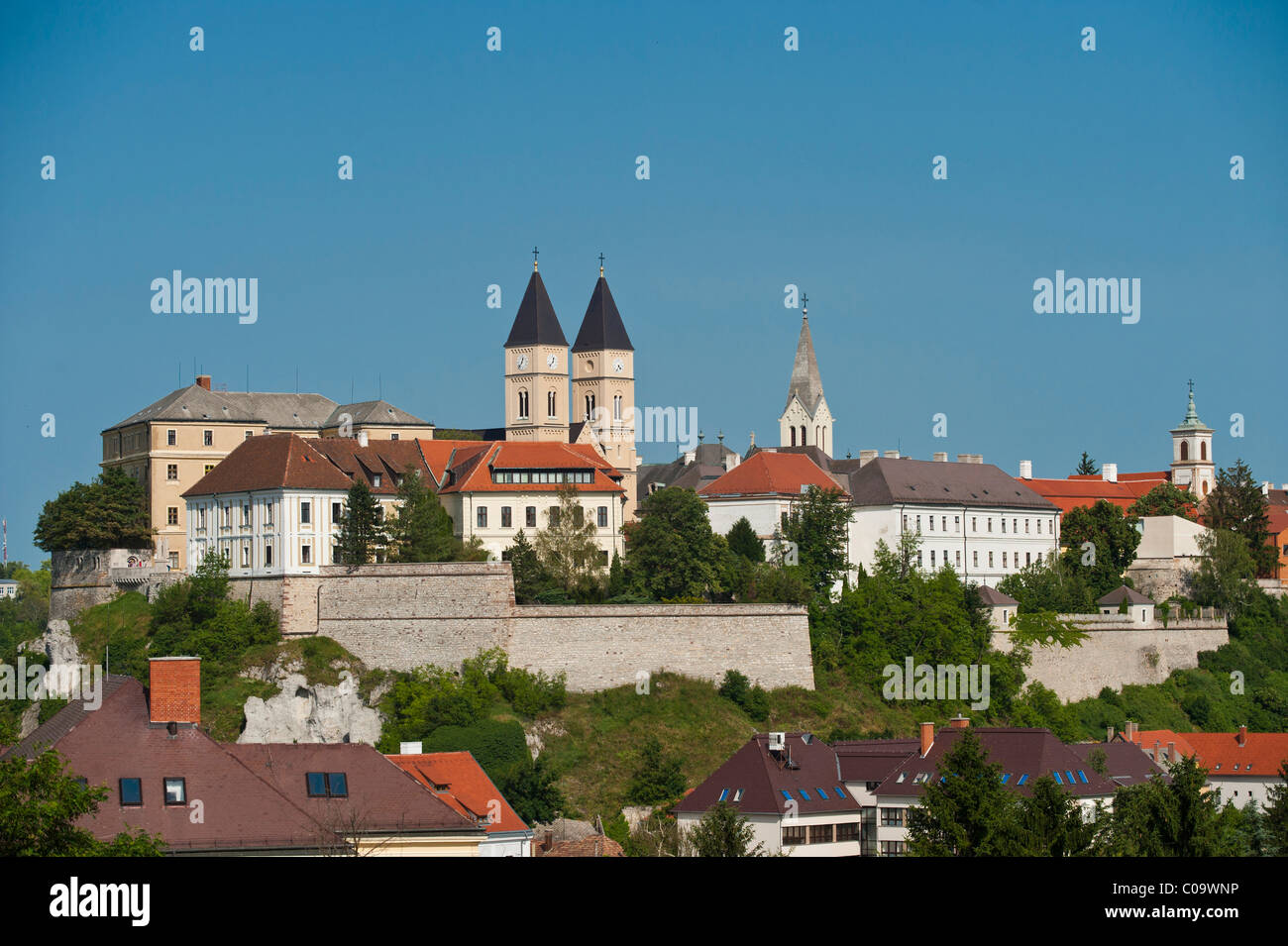 Stadtbild, Kathedrale St. Michael, Szent Mihaly, Veszprem, Weissbrunn, Ungarn, Europa Stockfoto