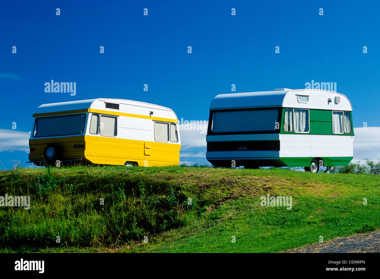 Bunte Wohnwagen auf einem Campingplatz, Nordinsel, Neuseeland Stockfoto