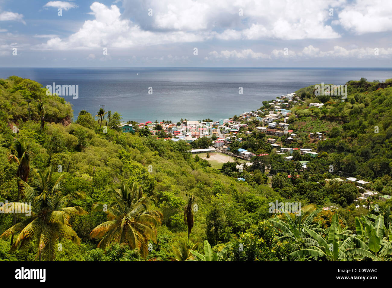 Grüne tropische Insellandschaft, Bucht, Meer, Stadt, Kanarischen Inseln, Saint Lucia, LCA, Windward-Inseln, kleine Antillen, Karibik Stockfoto