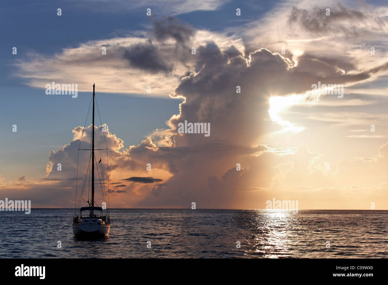 Segelboot auf Anker, große Gewitterwolke, Sonnenuntergang, Horizont, Meer, St. Lucia, LCA, Windward-Inseln, kleine Antillen, Karibik Stockfoto