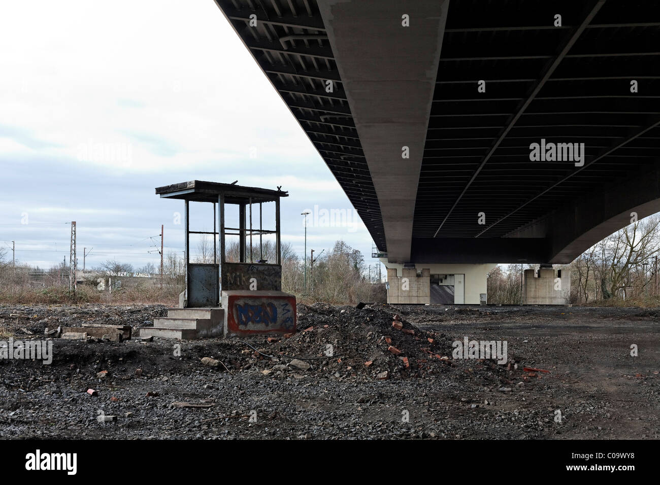 Ruinen einer Unterkunft unter der Autobahnbrücke zum Abriss, Standort eines ehemaligen Güterbahnhofs Duisburg geplant Stockfoto