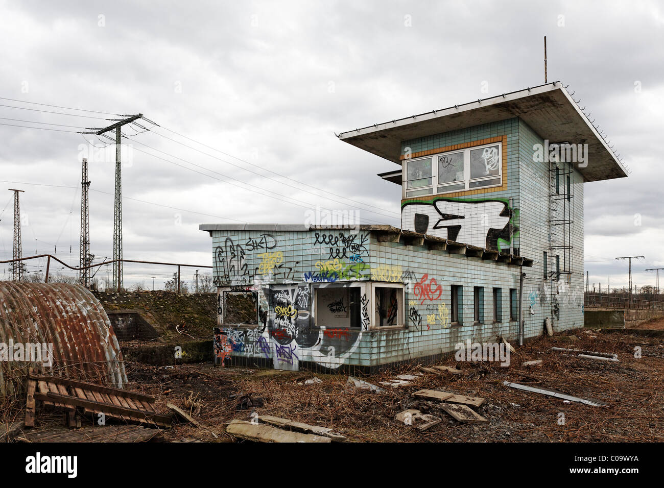 Ruinen eines Schalters Turm auf dem Gelände einer ehemaligen Güterbahnhof geplant für den Abriss, Duisburg, Nordrhein-Westfalen Stockfoto