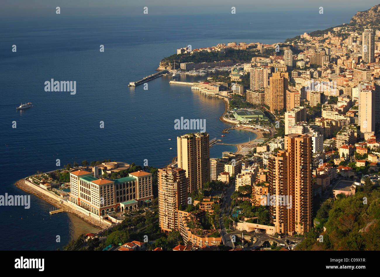 Blick auf das Fürstentum Monaco an der Küste der Cote d ' Azur, von links, Monte-Carlo Bay Hotel & Resort, Hochhäuser Stockfoto