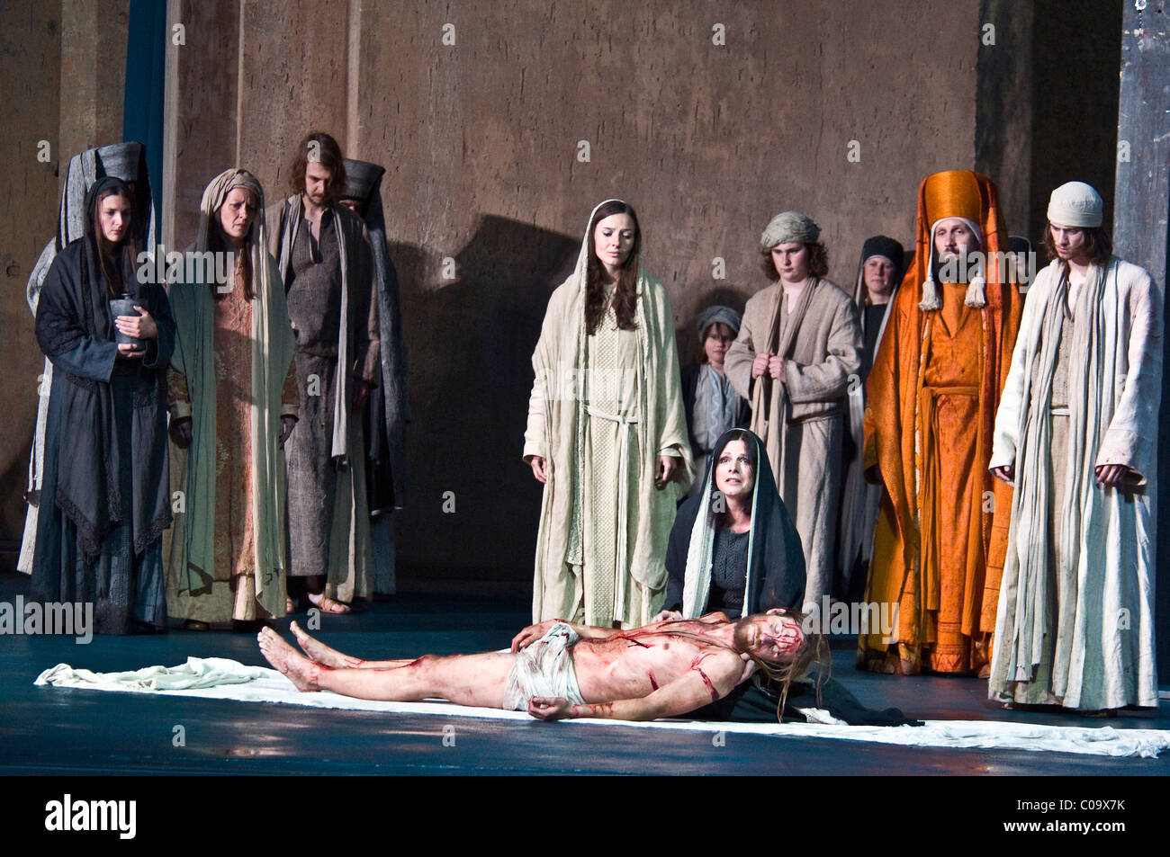 Jesus hat das Kreuz genommen wird betrauert von Mary, Mary Magdalene und seinen Jüngern, Oberammergauer Passionsspiele, Bayern Stockfoto