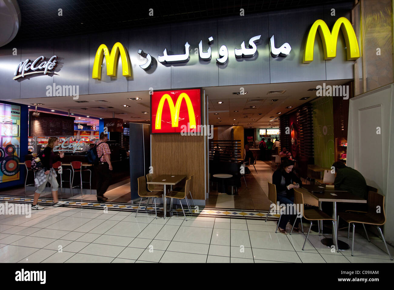 McDonalds-Namen in arabischer Schrift in der Duty-Free, Flughafen, Abflughalle, Hauptstadt Manama, Königreich von Bahrain Stockfoto McDonalds-Namen in arabischer Schrift in der Duty-Free, Flughafen, Abflughalle, Hauptstadt Manama, Königreich von Bahrain Stockfoto