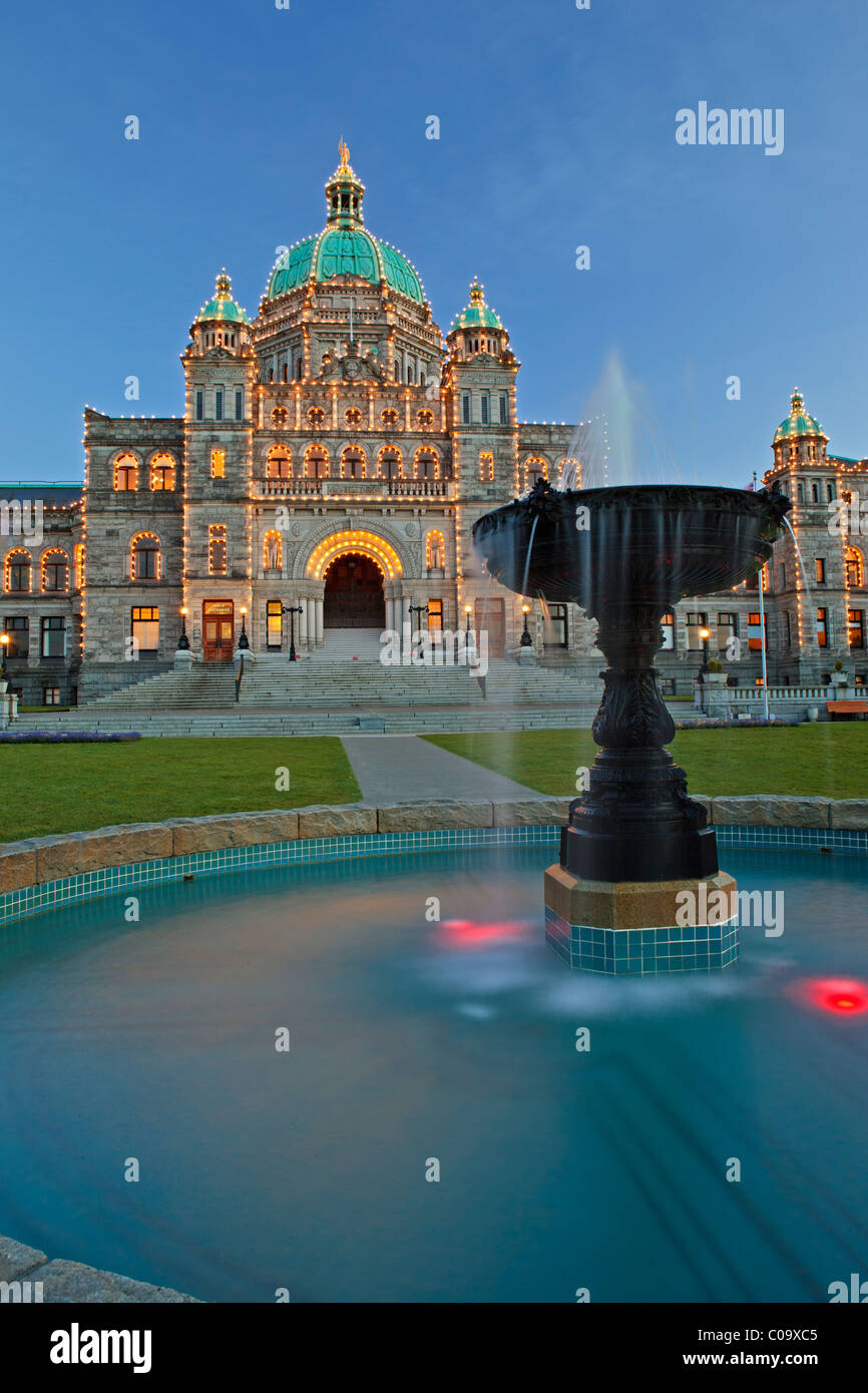 Beleuchteten Brunnen vor der British Columbia Parlamentsgebäude in der Dämmerung in den Inner Harbour in Victoria Stockfoto