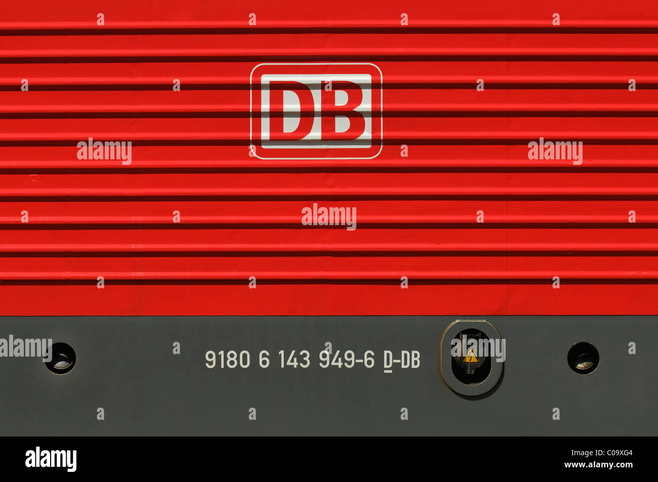 DB, Eisenbahn-Logo auf eine rote Elektrolokomotive Stockfoto