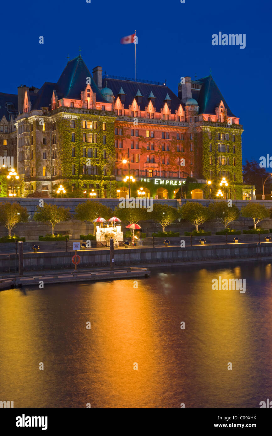 Empress Hotel (Fairmont Hotel) beleuchtet den Inner Harbour von Victoria, Vancouver Island, British Columbia, Kanada Stockfoto