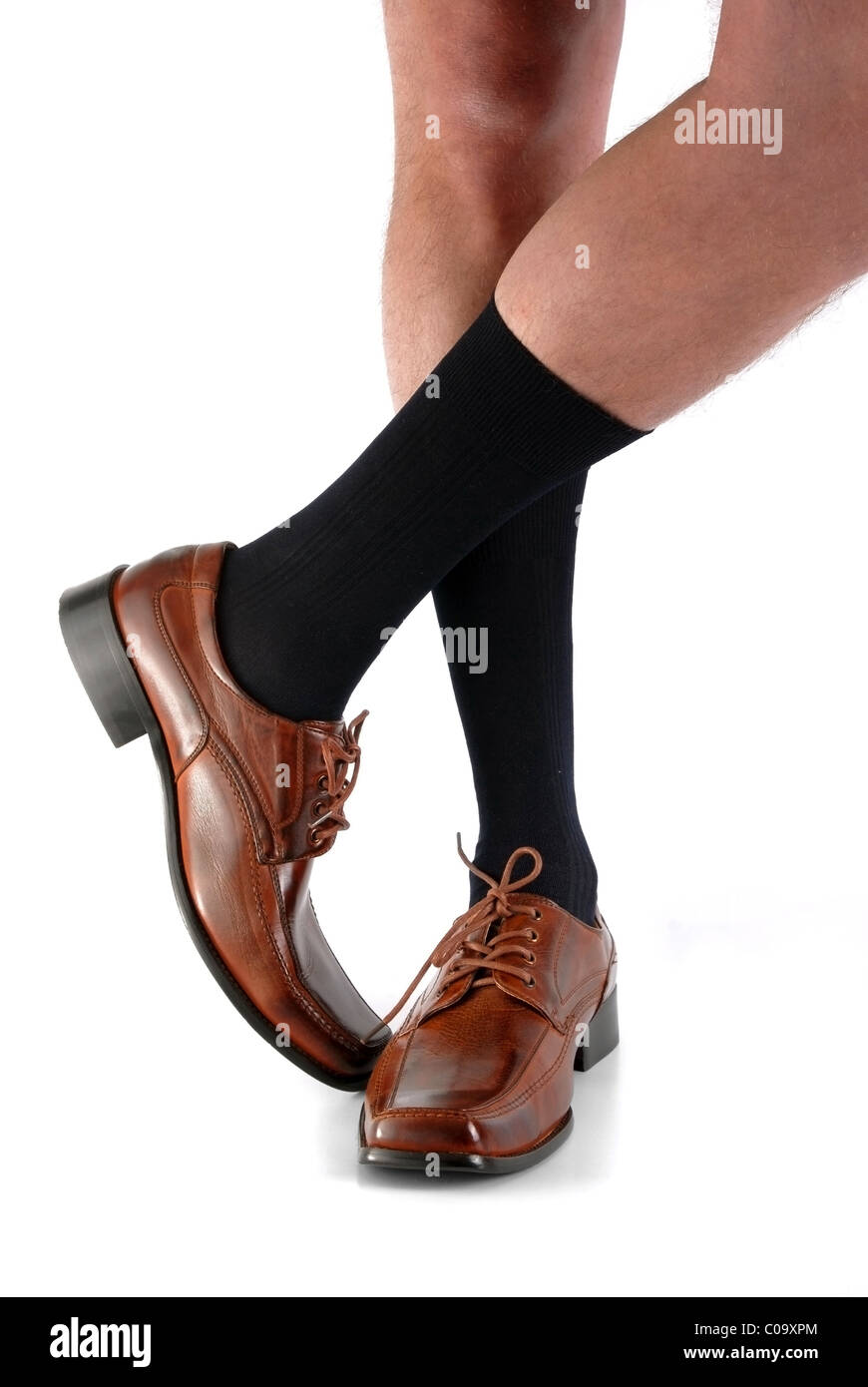 Gekreuzten Beinen eines Geschäftsmannes ohne seine Hose eine Pause. Weißem Hintergrund Stockfoto