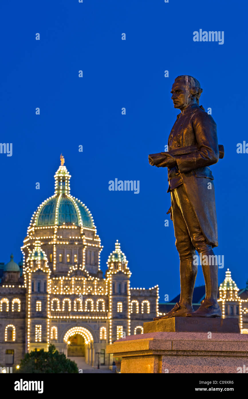 Captain James Cook Statue gegen BC Parlamentsgebäude, Vancouver Island, British Columbia, Kanada Stockfoto