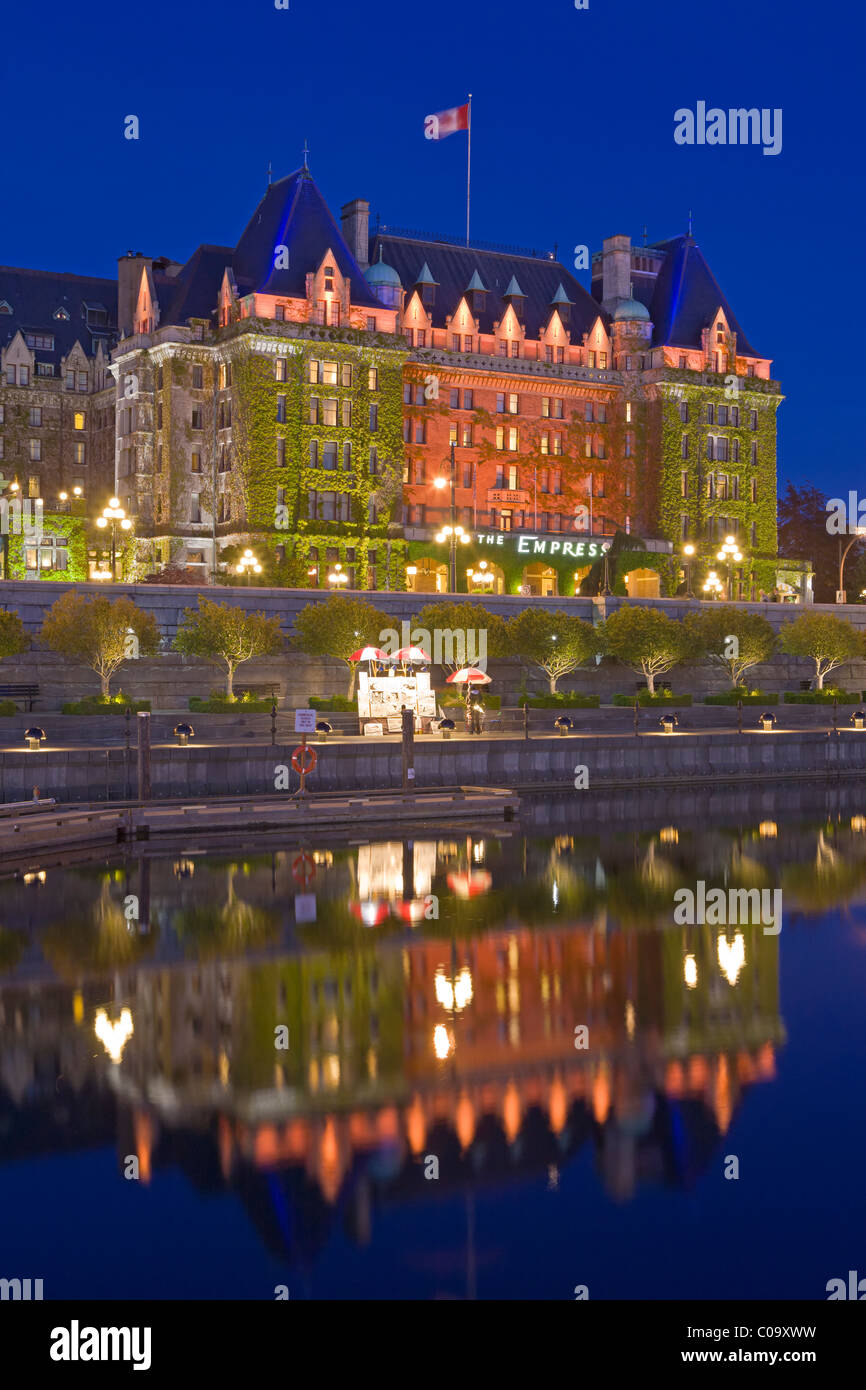 Empress Hotel (Fairmont Hotel) beleuchtet den Inner Harbour von Victoria, Vancouver Island, British Columbia, Kanada Stockfoto