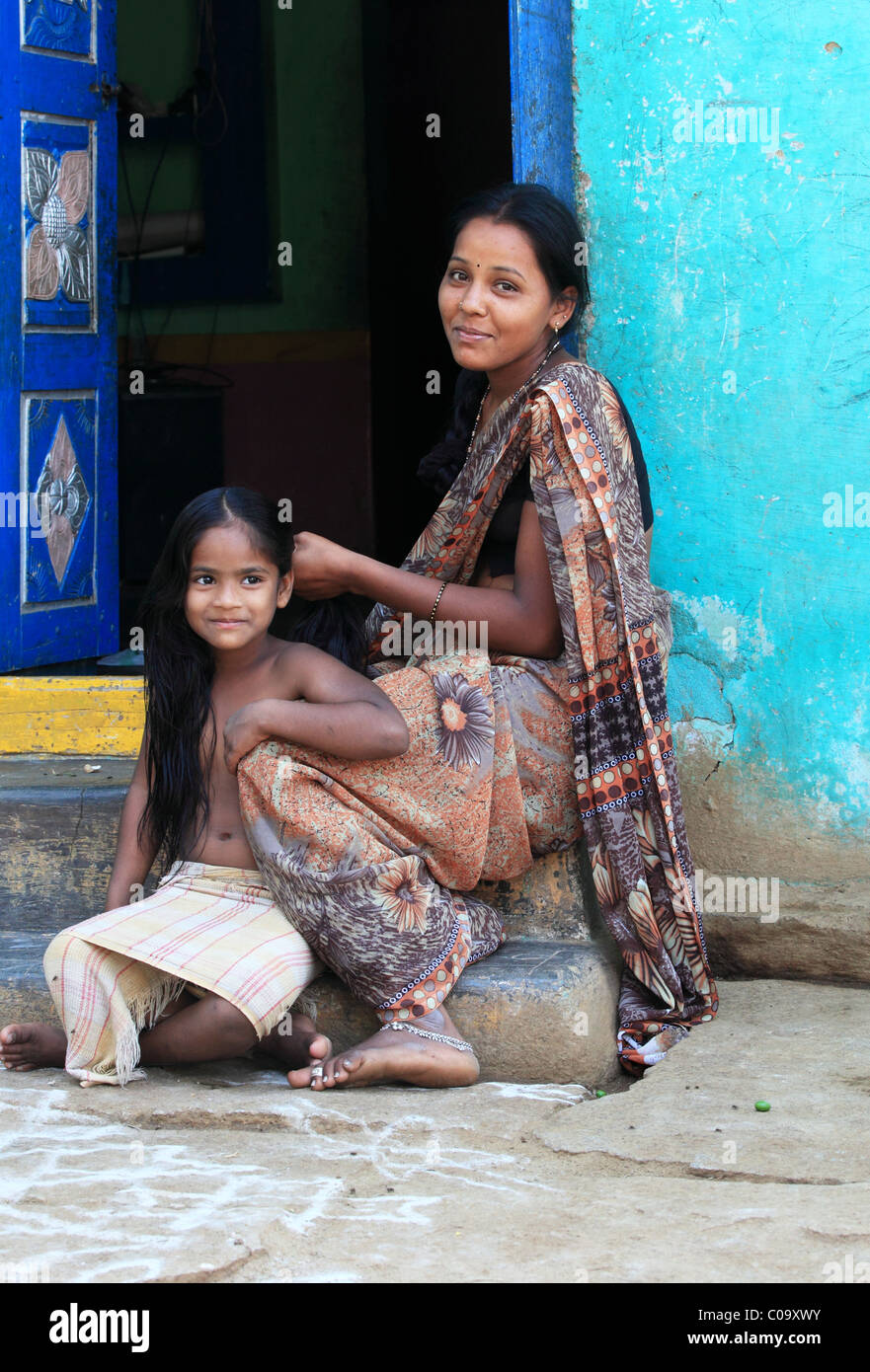 Mädchen bekommen ihre Haare gemacht von ihrer Mutter Andhra Pradesh in Indien Stockfoto