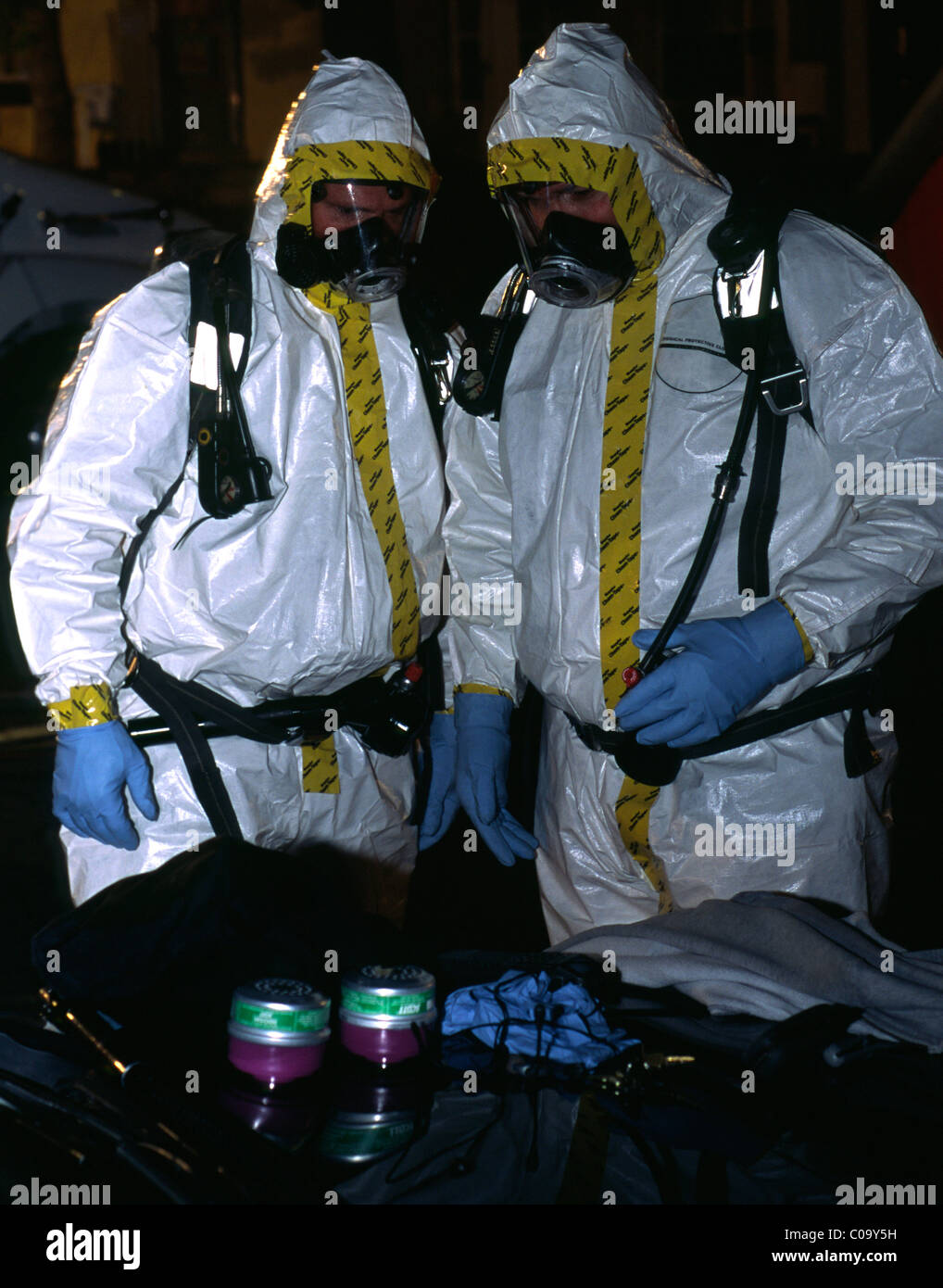 Zwei Polizisten darauf vorbereiten, eine Methamphetamin Labor demontieren beim gefährlichen Chemikaliensicherheit Anzüge tragen. Stockfoto