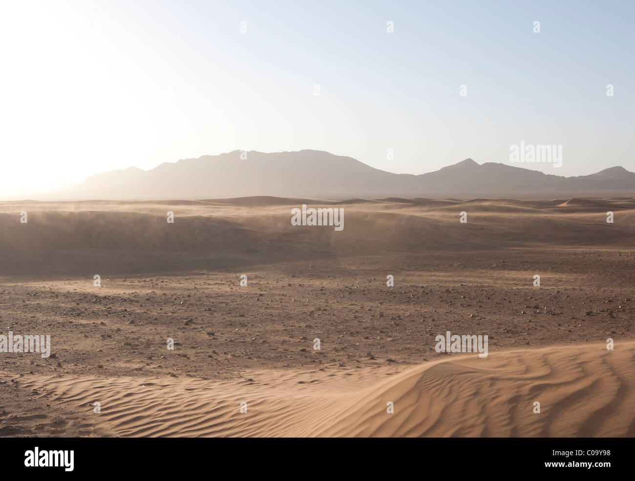 Sanddünen (ERG) in der Wüste Sahara durch äolische Prozesse mit alpinem Gelände in Ferne verursacht. Marokko. Stockfoto