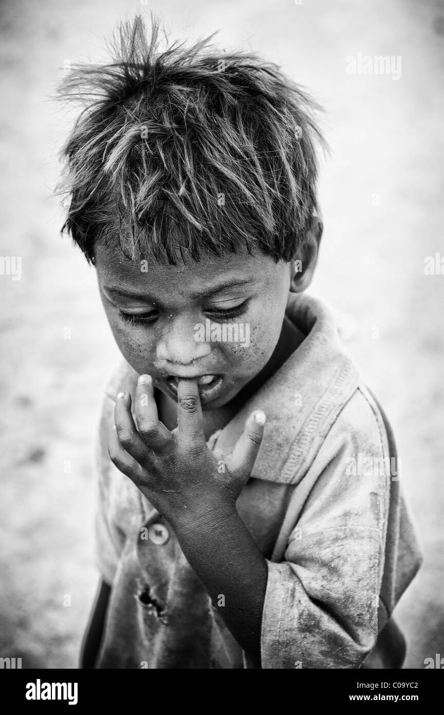 Armen niedrigere Kaste indischen Straße Säugling Junge blickte. Andhra Pradesh, Indien. Schwarz und weiß. Stockfoto