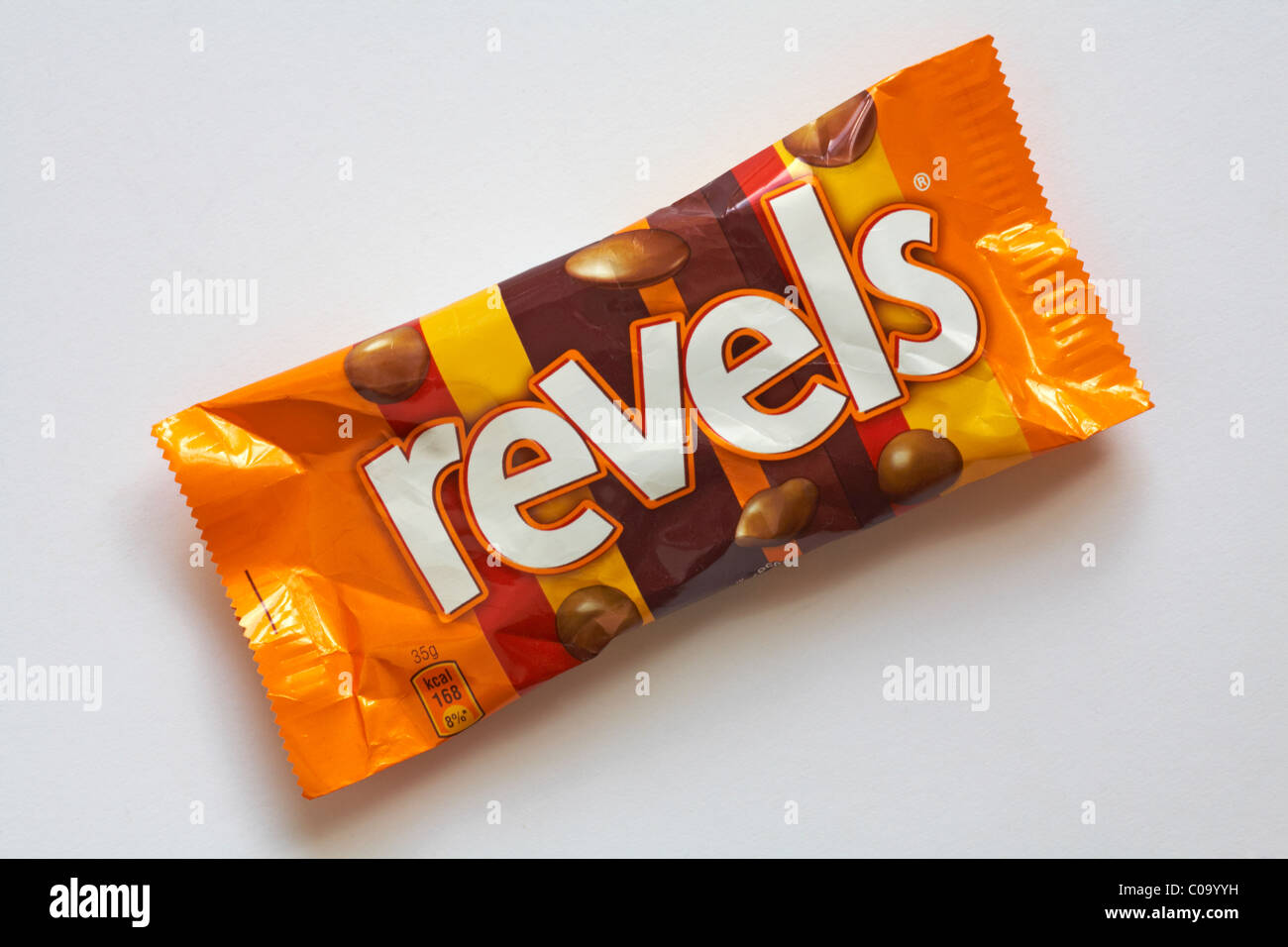 Paket von Revels Pralinen isoliert auf weißem Hintergrund Stockfoto