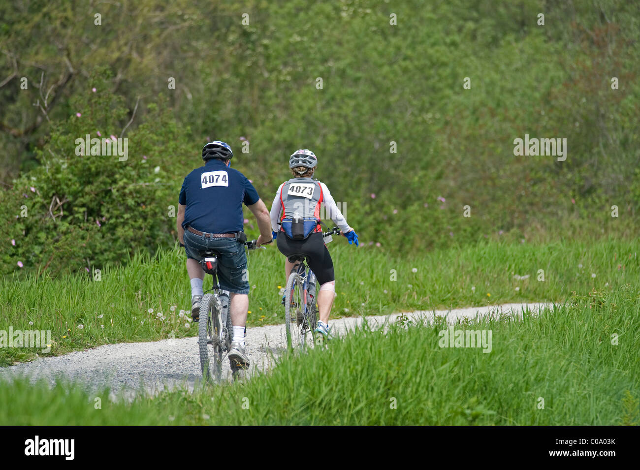 Paar Biken in einem park Stockfoto